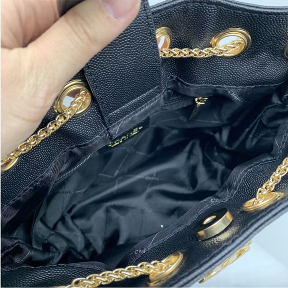 GWP Chanel Black Quilted Shoulder Bag with Gold Accents - Picture 4 of 10